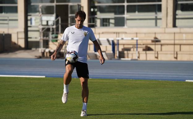 Imagen principal - Arriba,, Iñigo Eguaras en el entreno de ayer. Abajo, en un partido con el Bilbao Athletic frente al Alavés. 