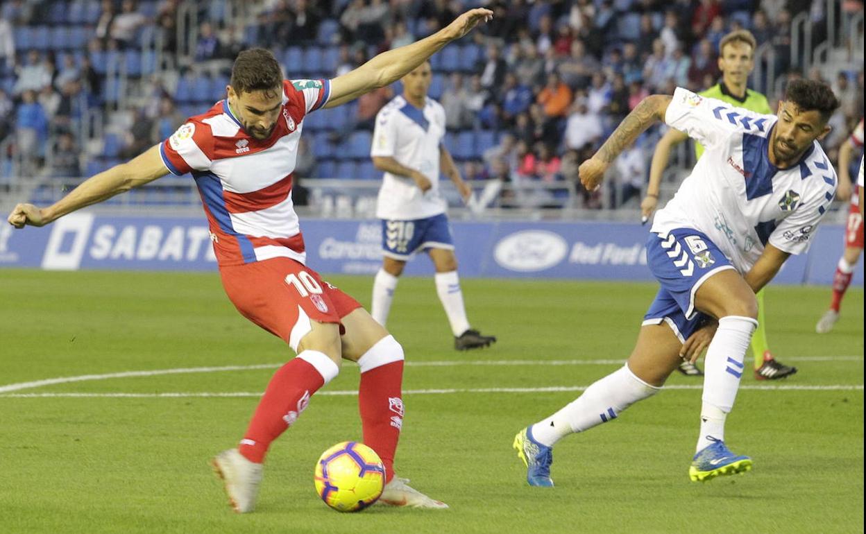 Antonio Puertas chuta a gol en la última visita del Granada a Tenerife. 