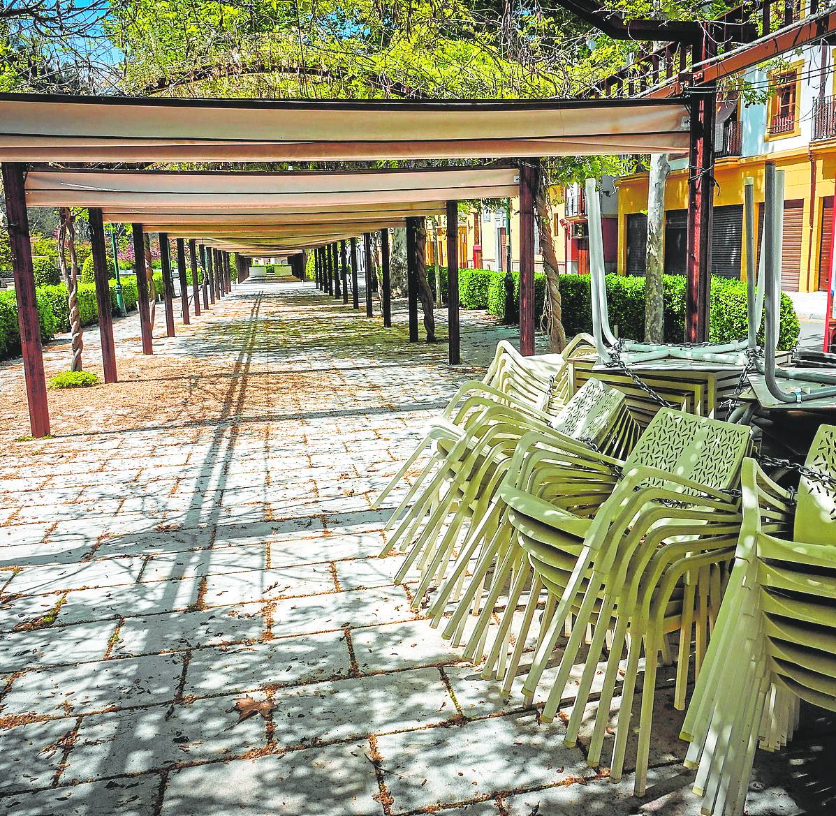 La terraza de un restaurante cerrado durante la pandemia, en abril de 2020, en Granada. 