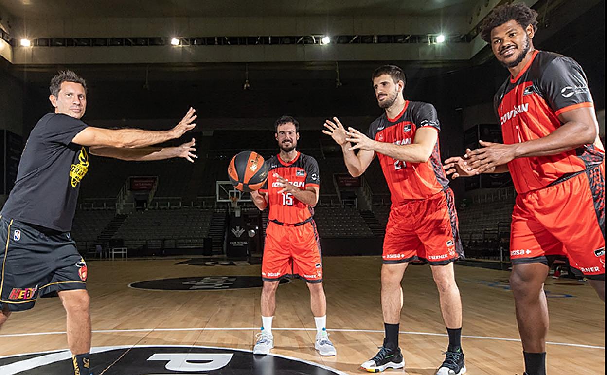 Andrea Pecile (i) da un simbólico pase en el Palacio de los Deportes a Lluís Costa, David Iriarte y Cristiano Felicio (d). 