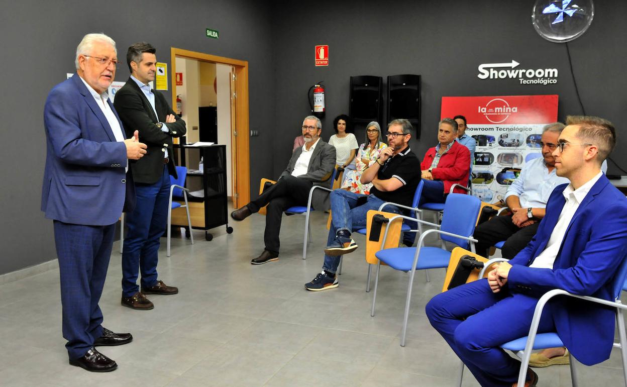 José María Villén y Luis Miguel Carmona dan la bienvenida a los participantes en la jornada informativa. 