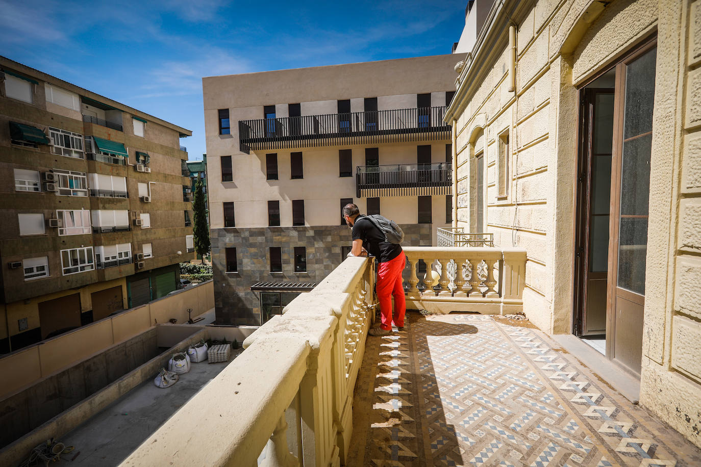 Imagen secundaria 1 - Visita del alcalde al antiguo hospital ofrecido como sede. 