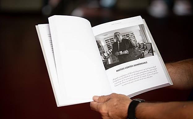 'De frente' narra la vida de cincuenta y cuatro personas nacidas en la provincia con vidas ejemplares. 