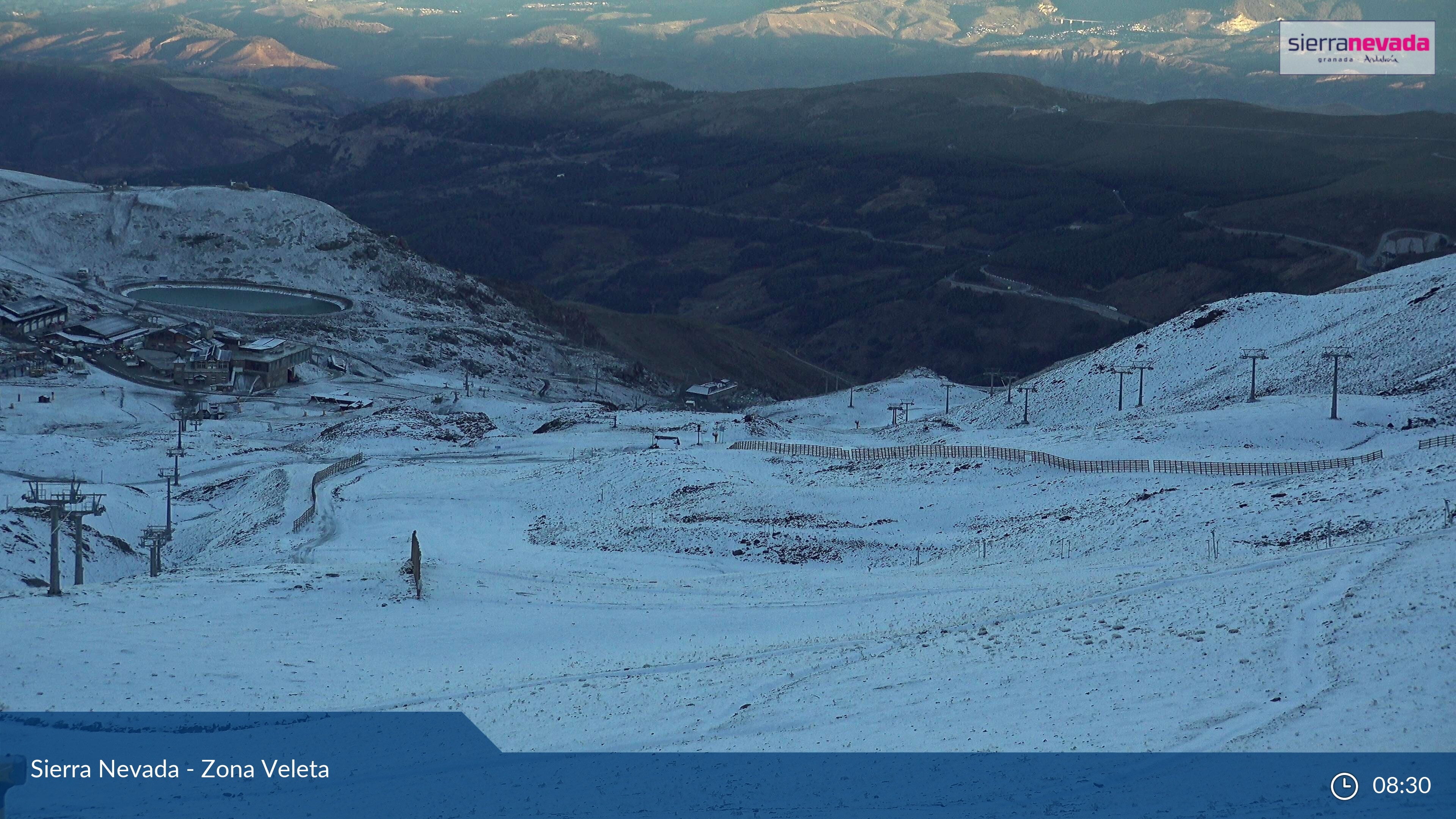 La nieve caída en Sierra Nevada vista desde la capital y desde la estación de esquí