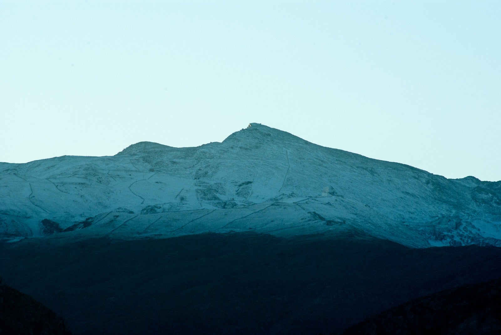 La nieve caída en Sierra Nevada vista desde la capital y desde la estación de esquí