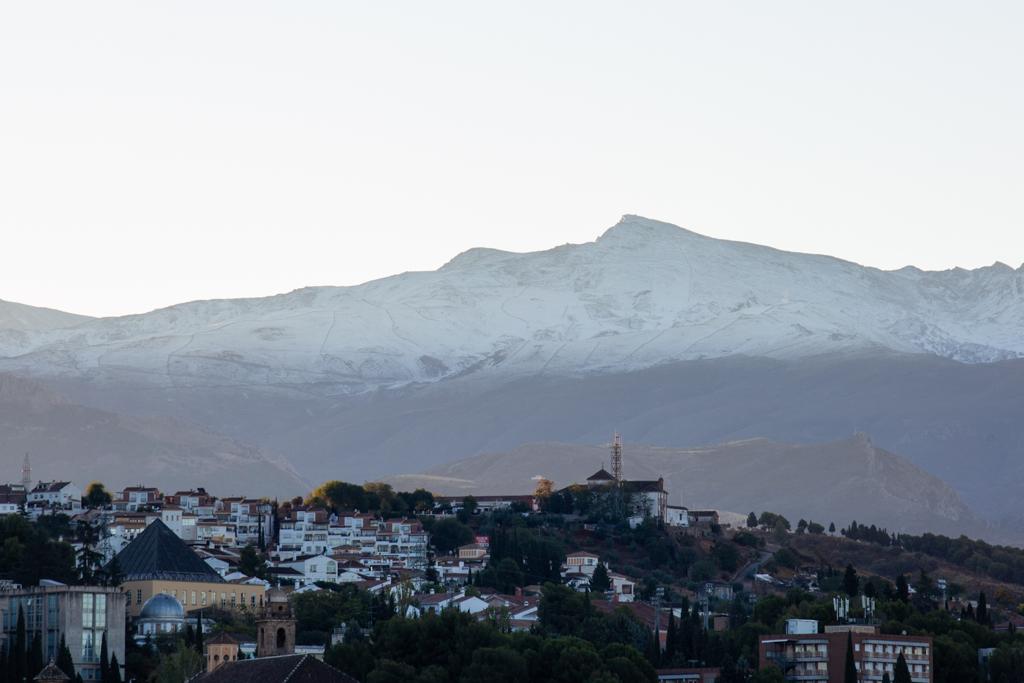 La nieve caída en Sierra Nevada vista desde la capital y desde la estación de esquí