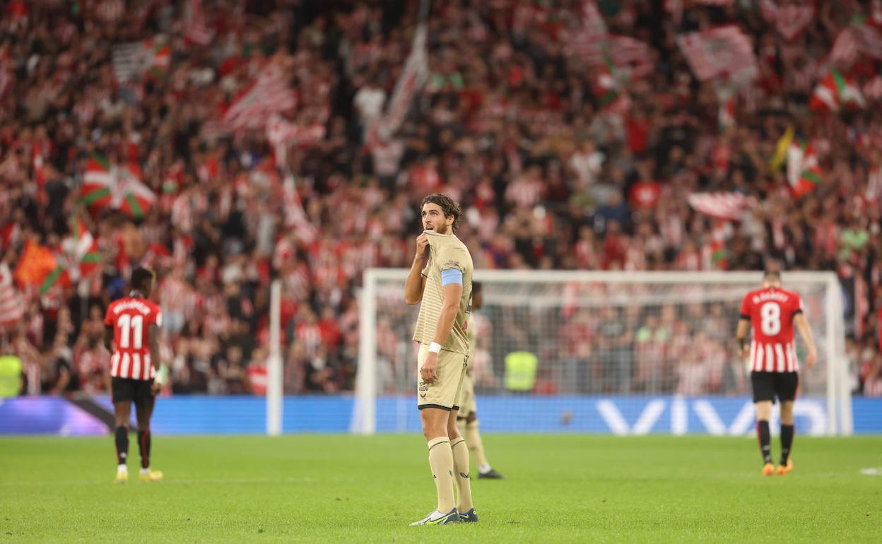 Srdjan Babic se muerde el cuello de la camiseta, con Nico Williams y Sancet volviendo a su campo. 