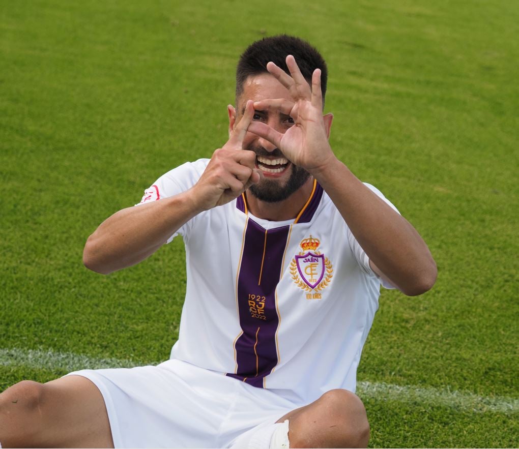 Mario Martos celebra uno de los goles. 