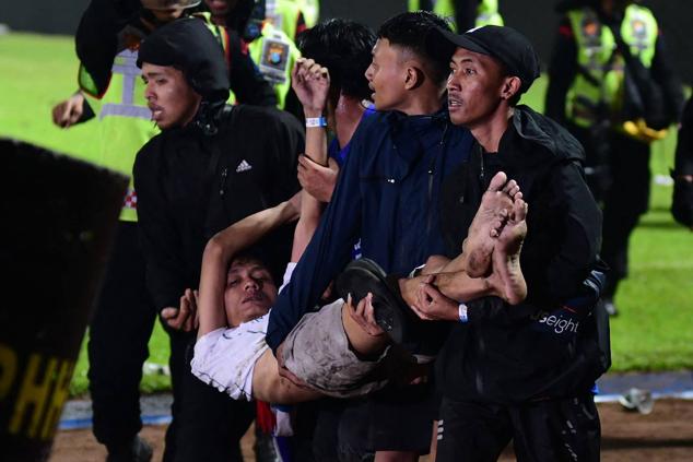 Fotos: Las imágenes de la tragedia en el fútbol de Indonesia