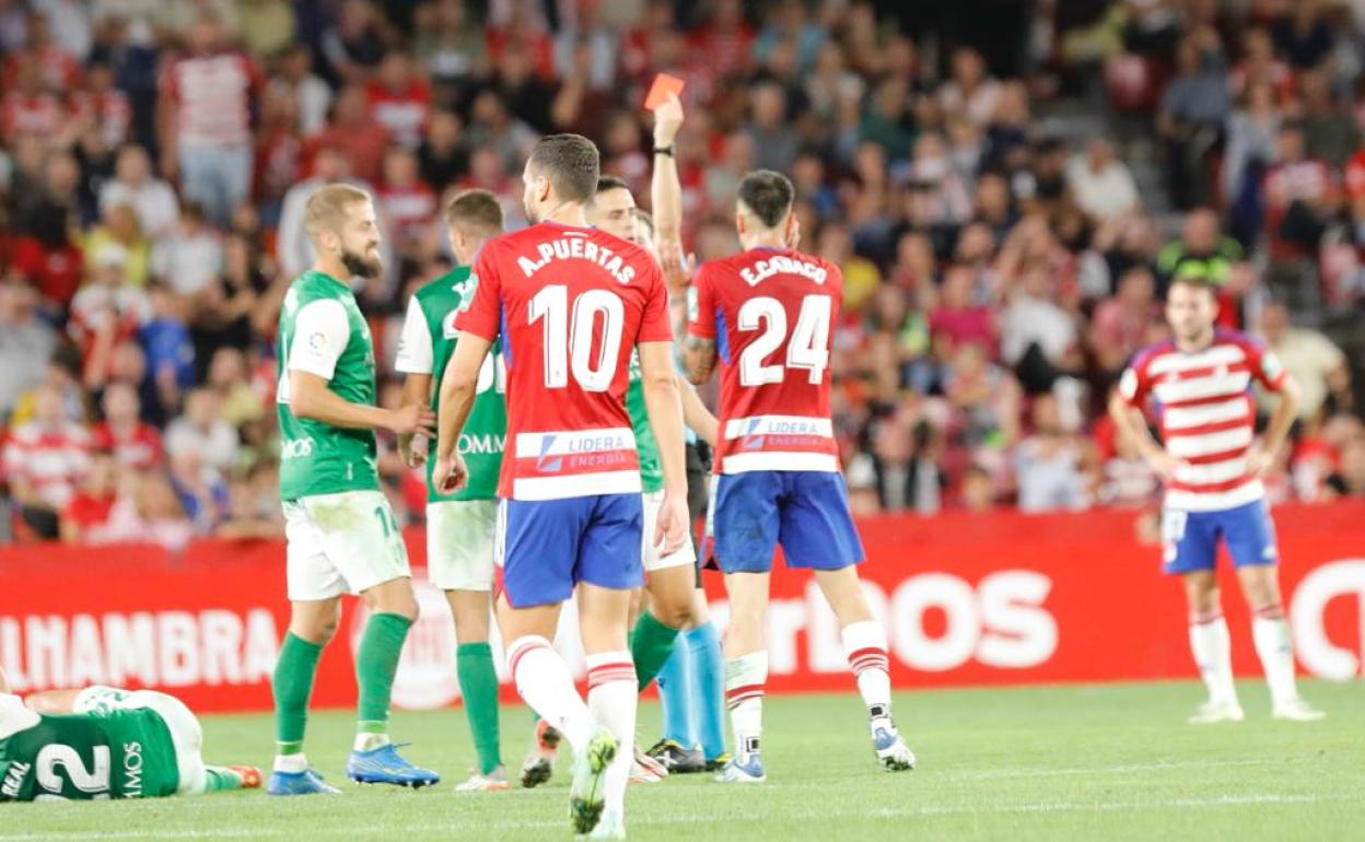 Cabaco observa incrédulo la roja. 