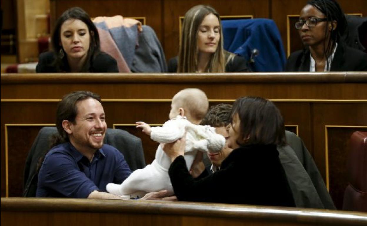 Carolina Bescansa con su hijo, junto a sus compañeros de Podemos en el Congreso de los Diputados.