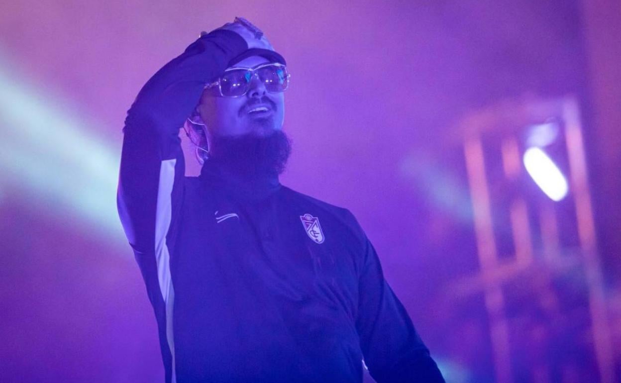 El cantante Dellafuente, durante su actuación en la Plaza de las Pasiegas en 2019. 