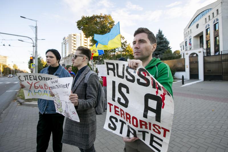 Protesta en contra de la invasión celebrada este domingo en Moldavia frente a la Embajada de Rusia 