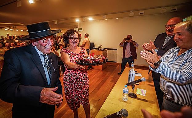 Gerardo Pertíñez 'El Nene' celebró en el acto su 95 cumpleaños.