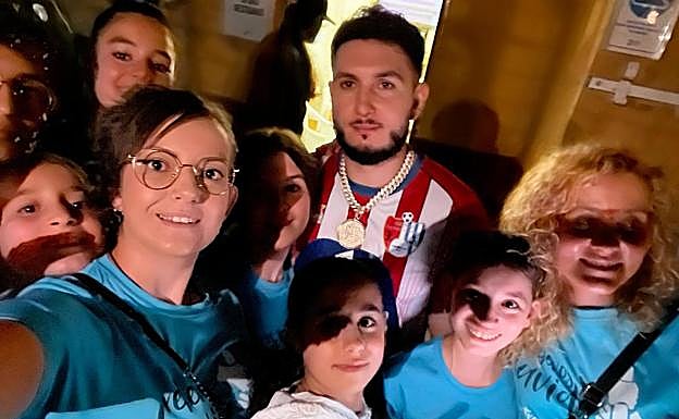 Miembros de la Asociación Relevos junto a Omar Montes en Armilla.