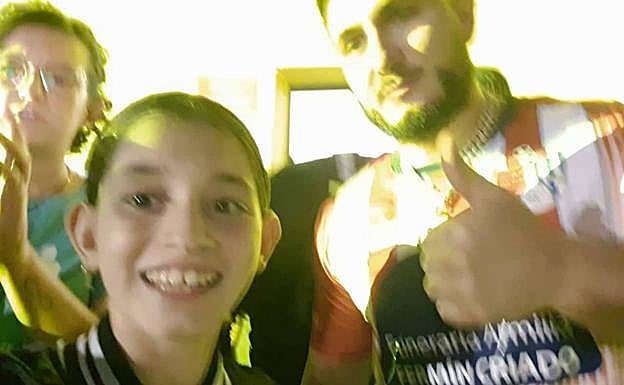 Imagen principal - En la primera foto, Paula junto a Omar. En la segunda, todos en el escenario. En la última, Desiree con el artista.