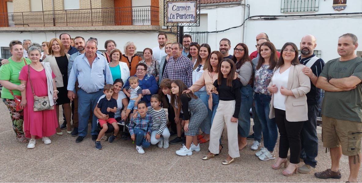 Familiares y amigos en la plaza dedicada a Carmen Navarro Aranda. 