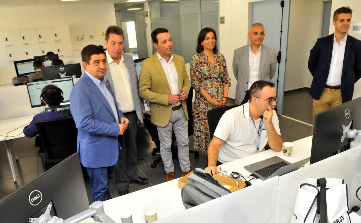 El presidente de la Diputación Provincial de Jaén, Francisco Reyes, visita las instalaciones de Evolutio. 