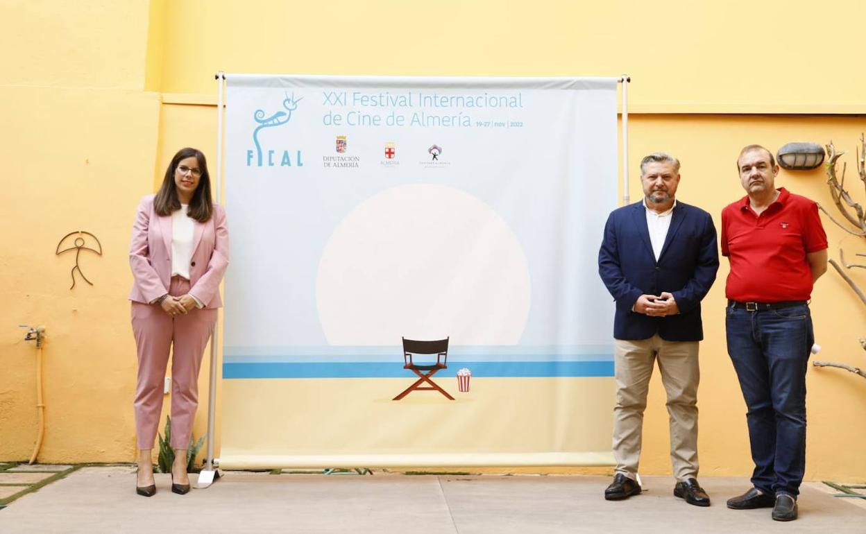 Almudena Morales, Diego Cruz y Enrique Iznaola, junto a la imagen de Fical 2022. 