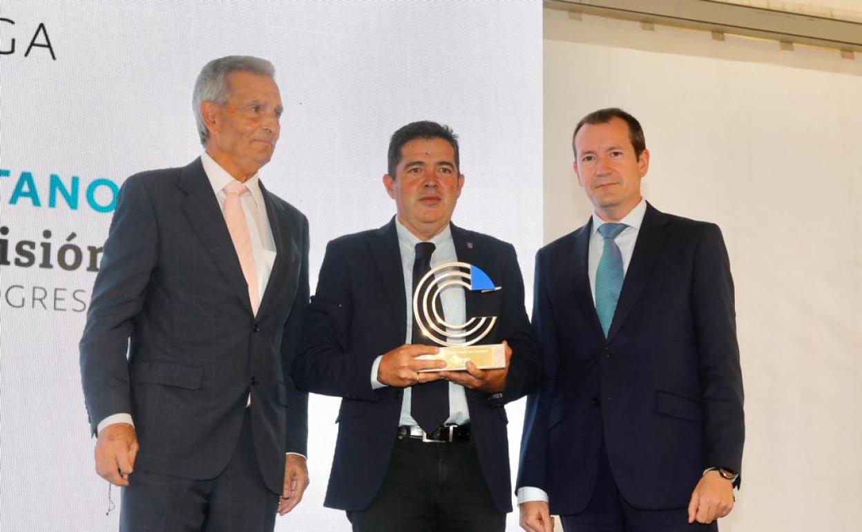 El alcalde de Escúzar recibe el premio por parte de los empresarios