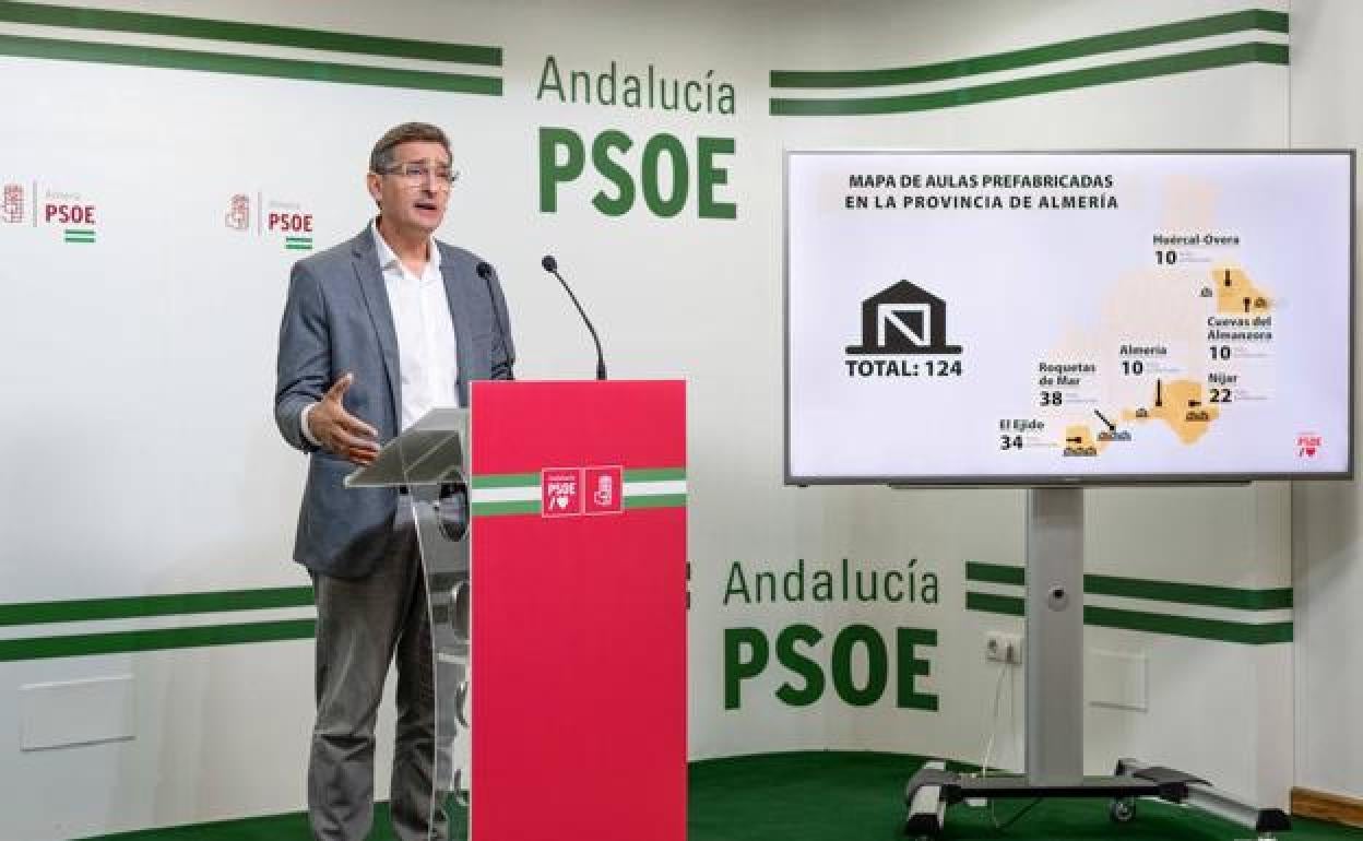 El parlamentario José Luis Sánchez Teruel ante el mata de aulas prefabricadas presetando por el PSOE. 