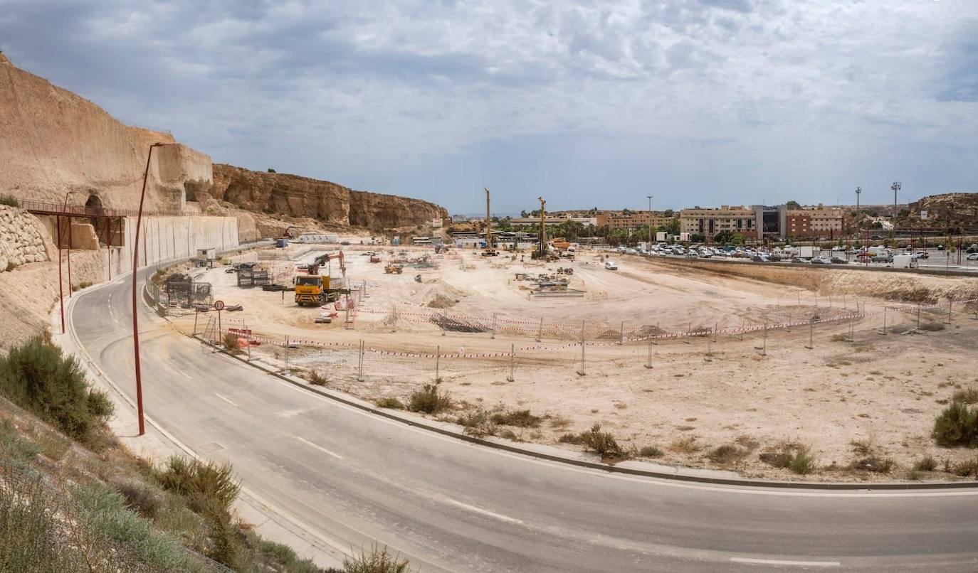 Lugar donde han dado ya comienzo las obras para la futura apertura de un Ikea en Almería capital, en la Rambla Belén, y donde se sitúa la parcela. 