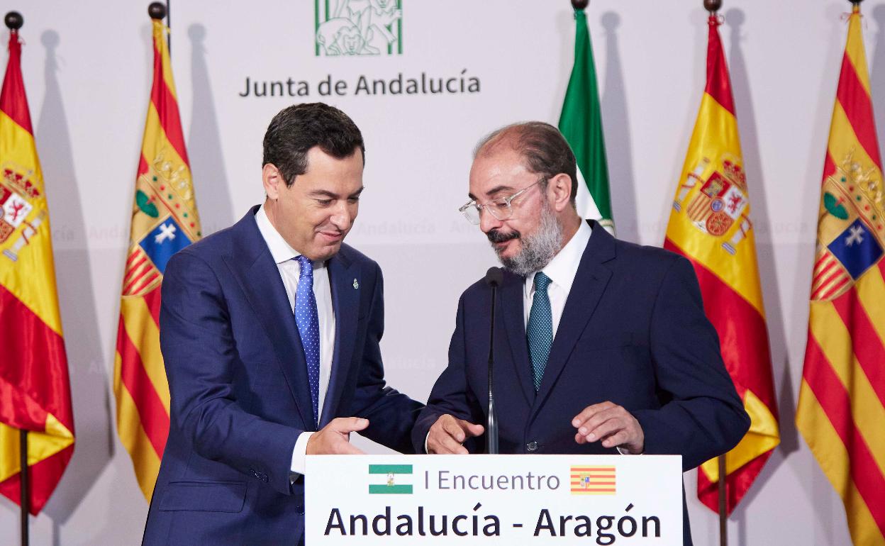 Juanma Moreno y el presidente aragonés, Javier Lambán