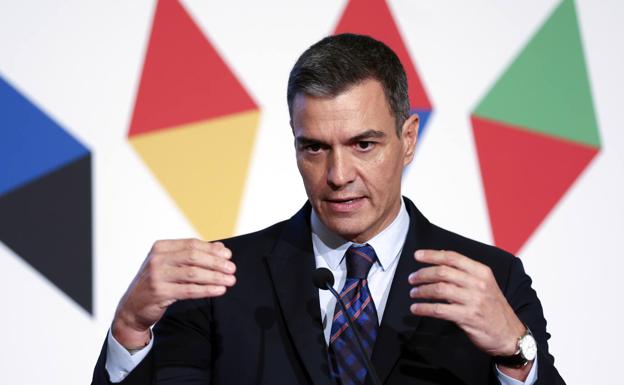 Pedro Sánchez comparece ante los medios en Praga al término de la reunión del Consejo Europeo.