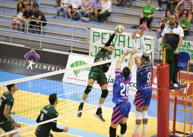 Imagen secundaria 1 - Arriba, ataque de Marco Ferreira. Abajo a la izquierda, Víctor Rodríguez ante el bloqueo de Postemski y Amorin. Abajo a la derecha, bloqueo de Víctor Rodríguez sobre Amorin. 