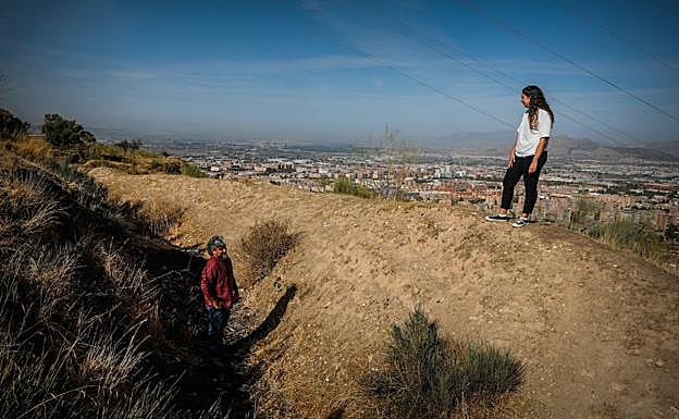 Martín Civantos, dentro del cauce de la acequia, desde donde se puede disfrutar de unas magníficas vistas de Granada. 
