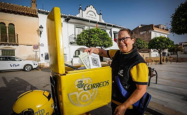 Esther lleva 17 años siendo cartera en Otura.