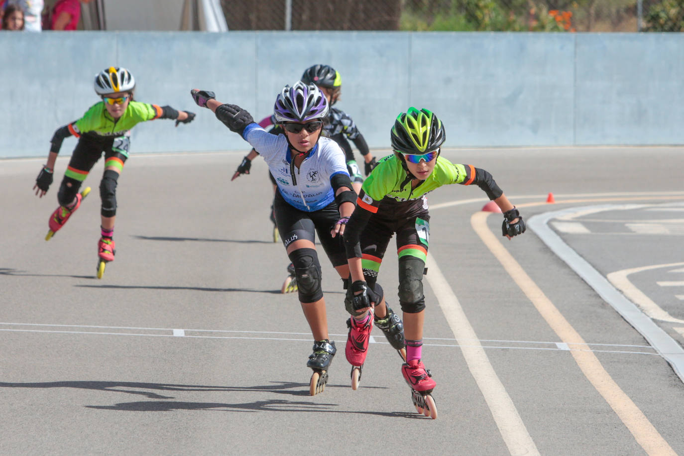 Emoción en cada carrera disputada ayer en el patinódromo de La Zubia. 