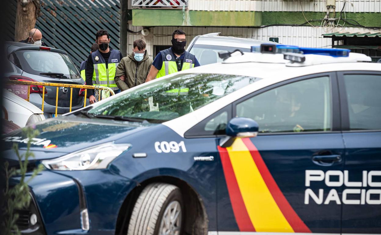 Agentes de la Policía Nacional de Granada, durante una operación.