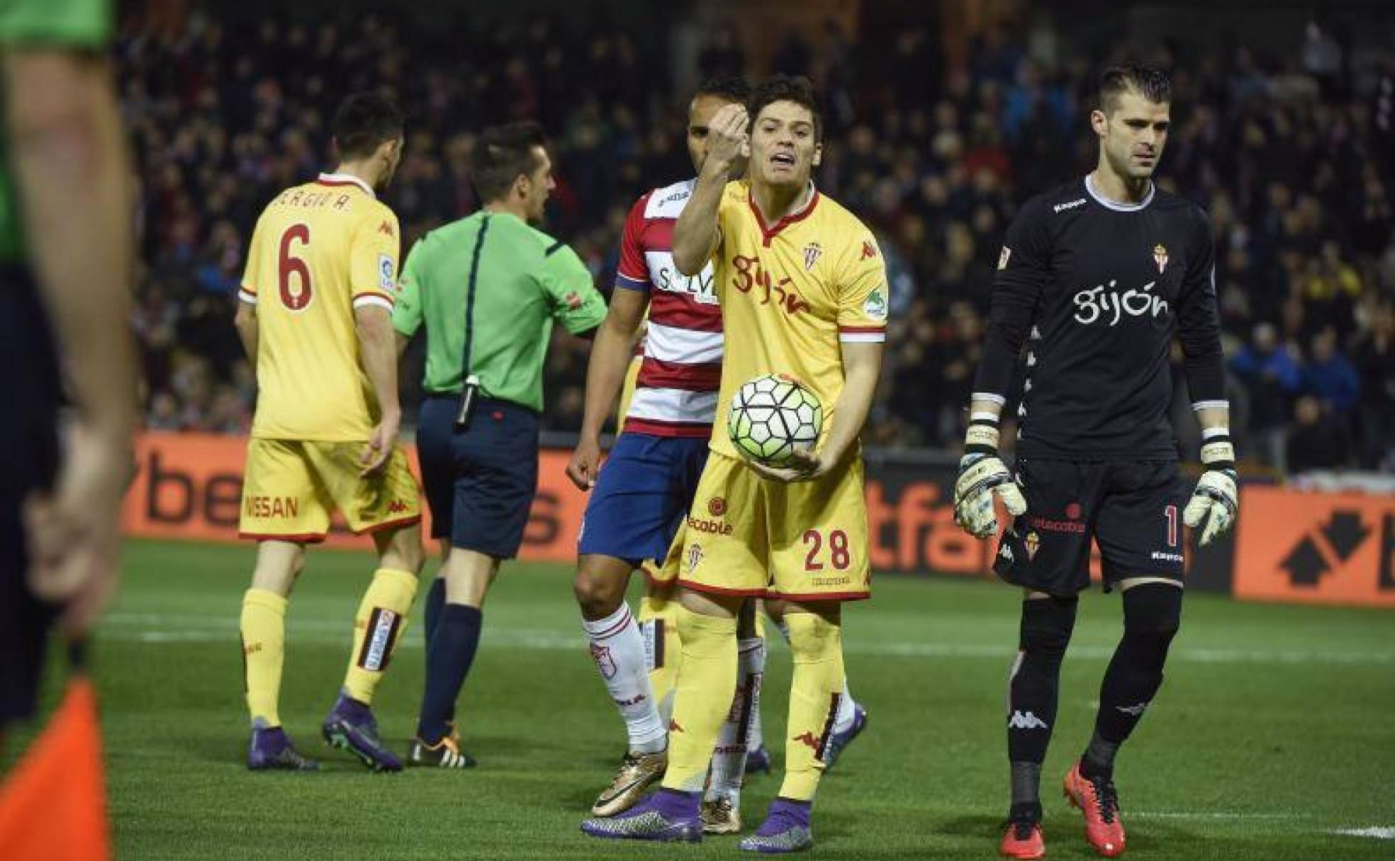 Jorge Meré protesta a uno de los asistentes el penalti señalado sobre David Barral. 
