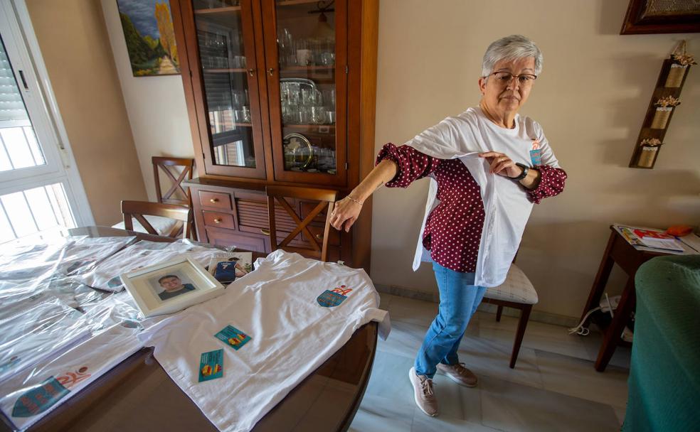 Encarni, madre de Alejandro, posa con una de las camisetas solidarias que ahora vende.