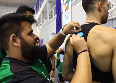 Imagen secundaria 1 - Marco Ferreira (arriba) se coloca la camiseta Wimu; Pablo Ruiz le pone uno de los dispositivos a Víctor Rodríguez (abajo a la izquierda). La tecnología registra en un ordenador todo lo que pasa (abajo a la derecha). 
