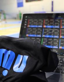 Imagen secundaria 2 - Marco Ferreira (arriba) se coloca la camiseta Wimu; Pablo Ruiz le pone uno de los dispositivos a Víctor Rodríguez (abajo a la izquierda). La tecnología registra en un ordenador todo lo que pasa (abajo a la derecha). 