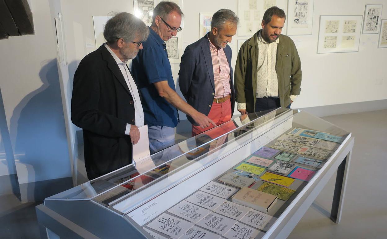 José Tito y Enrique Bonet (los primeros a la izquierda), explican el contenido de la exposición..