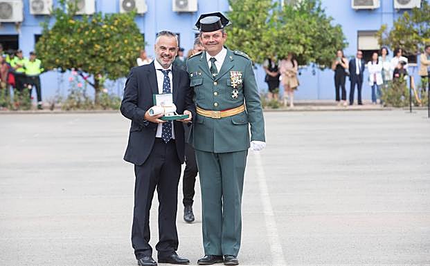 El teniente coronel Arteaga entrega su reconocimiento al fotógrafo de IDEAL Pepe Marín.