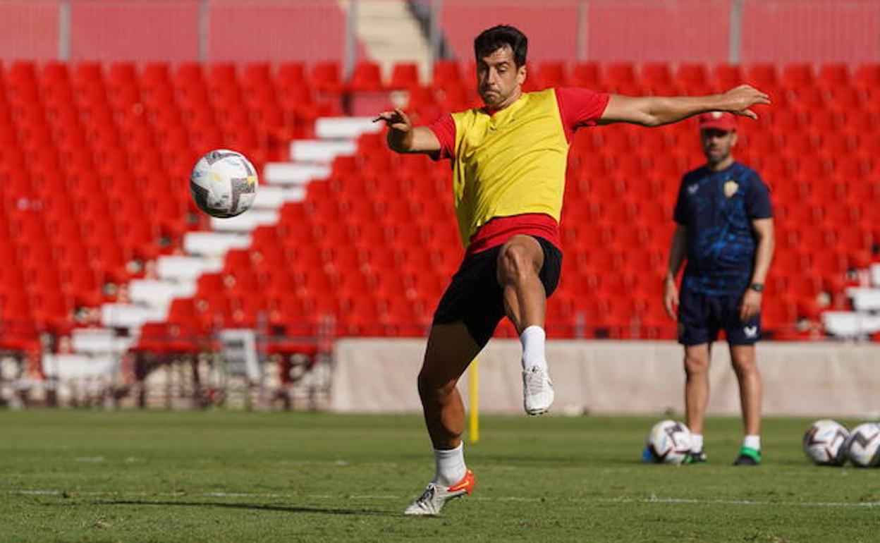 César de la Hoz, que dispara a portería, analiza el estado de la UD Almería. 