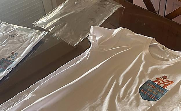 Imagen principal - Las camisetas pueden entregarse con una tarjeta dedicada.