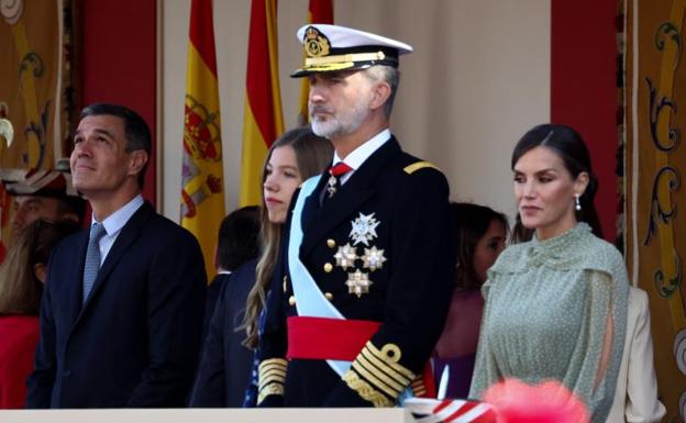 Sánchez, junto a la infanta Sofía, Felipe VI y doña Letizia, durante el desfile. 