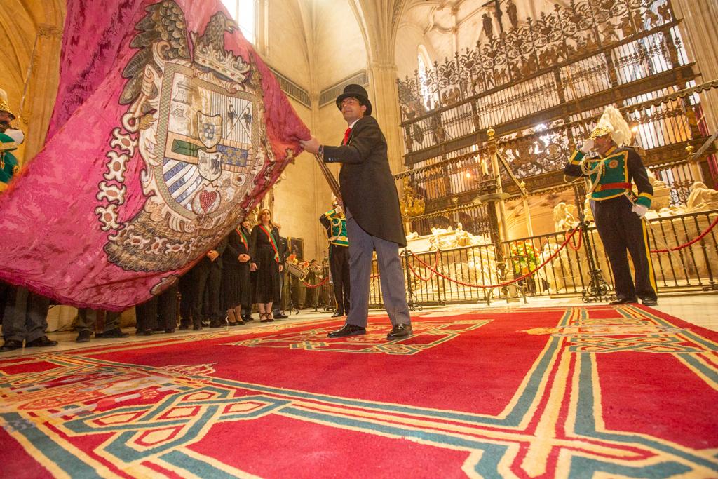 El alcalde Paco Cuenca ha sido el encargado de tremolar el pendón de Castilla por primera vez en 20 años