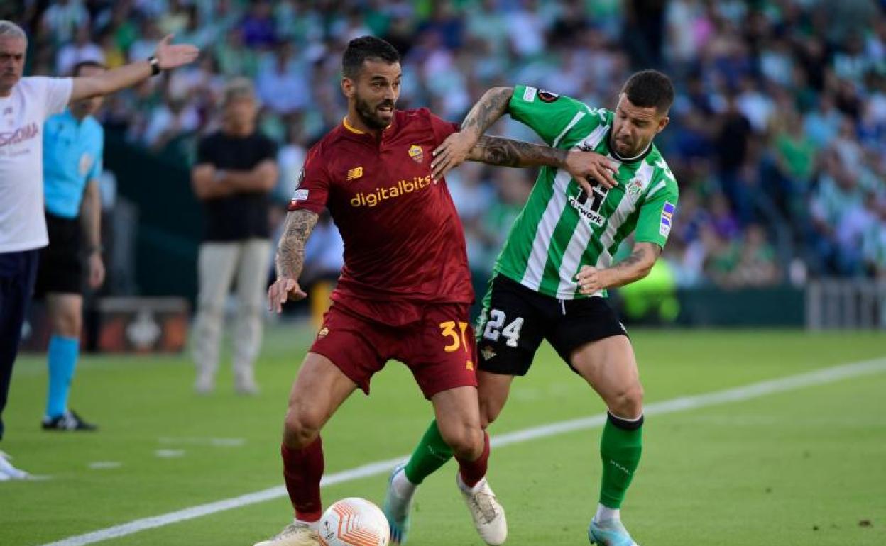 Spinazzola y Ruibal pelean por un balón en el Villamarín.