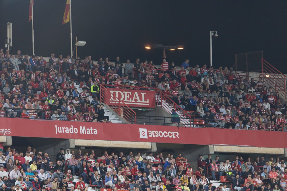 Fotos: Granada-Sporting: encuétrate en la grada de Los Cármenes