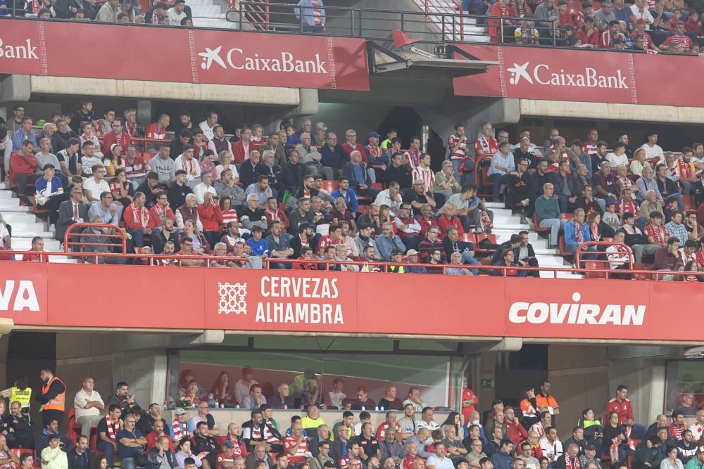 Fotos: Granada-Sporting: encuétrate en la grada de Los Cármenes