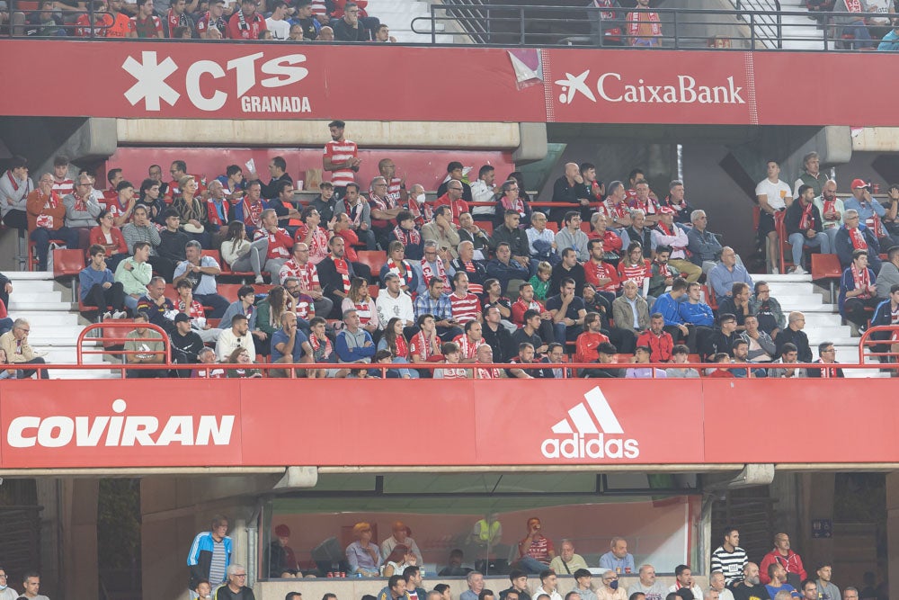 Fotos: Granada-Sporting: encuétrate en la grada de Los Cármenes