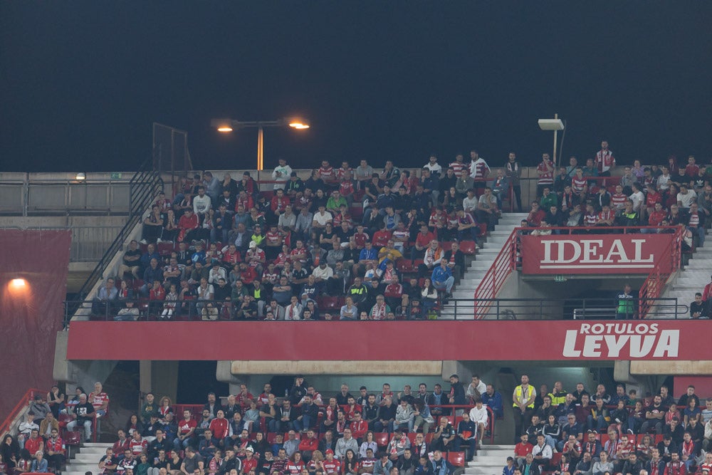 Fotos: Granada-Sporting: encuétrate en la grada de Los Cármenes