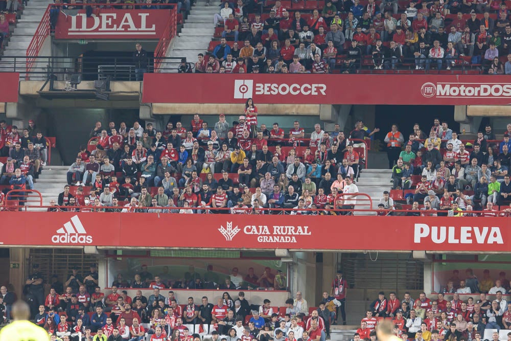 Fotos: Granada-Sporting: encuétrate en la grada de Los Cármenes