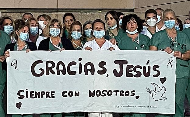 Profesionales del Clínico, a las puertas de Urgencias en un nuevo homenaje que han realizado ya por la tarde los trabajadores del turno de noche.